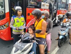 Bagi Brosur dan Himbauan Kamseltibcarlantas dalam Operasi Keselamatan Agung 2024