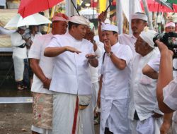 Pj. Gubernur Mahendra Jaya Ikuti Prosesi Nedunang Ida Bhatara Serangkaian IBTK di Pura Agung Besakih