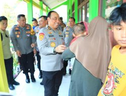 As-SDM Kapolri dan Rombongan Hibur Anak-anak Korban Banjir Demak di Posko Trauma Healing