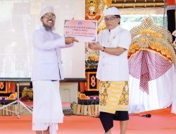 Bupati Giri Prasta Serahkan BKK Rp 2.4 Miliar Untuk Karya Pura Dang Kahyangan Puseh Katyagan