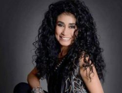 Sylvia Sartjee Lady Rocker pertama di Indonesia. Gahar diatas panggung namun lembut diluar panggung