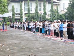 Kabid Humas POLDA BALI Pantau Pelaksanaan Ibadah Sholat IED Di Gor Ngurah Rai Denpasar