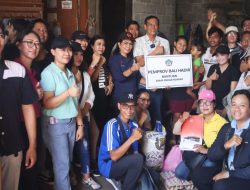 Gerakan “Pemprov Bali Hadir”, Sekwan Gede Indra Dewa Putra Serahkan Bantuan Rehab Rumah Kepada Warga Desa Les, Buleleng.