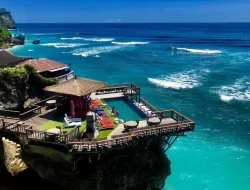 Pantai BLUE POINT Uluwatu yang akrab disebut Pantai Suluban dengan deburan pantai yang indah dan menakjubkan.