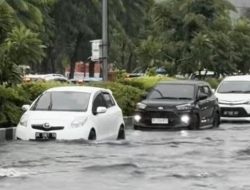 Intensitas Hujan yang tinggi melanda Bali, Jalan Pantai Kuta  dan Denpasar banjir