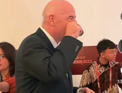 Presiden FIFA Gianni Infantino mencicipi Minum Kopi asli Indonesia bersama Erick Thohir.