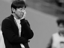 Shin-Tae Yong mengulur waktu 6 menit protes keras  sebelum di kartu merah.