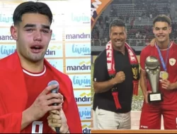 Jens Raven sangat bangga mempersembahkan tropi untuk kakek dan leluhurnya .