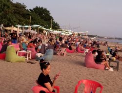 Masih suasana libur anak sekolah pantai Seminyak Bali jadi favorit wisatawan lokal dan wisman.