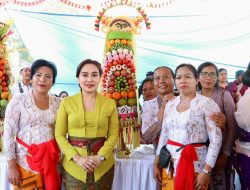 Ketua GOW Ny. Ayu Kristi Arya Wibawa Hadiri Lomba Gebogan Serangkaian “Masikian” Fest