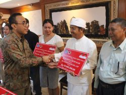 Walikota Jaya Negara Kembali Serahkan Bantuan Sosial Pasca Bencana