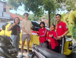.Duta Agung Generasi Indonesia (DAG INDONESIA) melibatkan para Kohai Dojo Matahari membagikan bendera Merah-putih .
