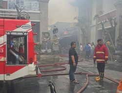 Kebakaran Pasar Seni Ubud, 21 unit Damkar, Polri & TNI Berjuang Padamkan Api