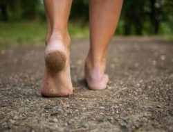 Inilah 5 Manfaat Berjalan Tanpa Alas Kaki.