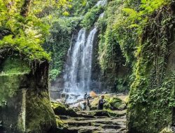 Indahnya Desa Temesi yang menawarkan Air Terjun yang menakjubkan dikelilingi Batu Padas yang kokoh.