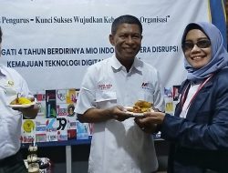 Tasyakuran HUT ke 4 MIO INDONESIA ditandai dengan pemotongan tumpeng oleh Ketua Umum AYS Prayogie