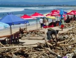 Sangat menyedihkan!Saat libur Nataru , Pantai Kuta dan sekitarnya justru terlihat sangat kotor dipenuhi Sampah kiriman.