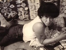 Deddy Stanzah legenda musik Rock Indonesia era 70’an,vocalist dan bassist yang nyentrik dan memukau diatas panggung.
