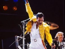Freddy Mercury dikenang sepanjang masa karena suara dan stage acting yang sangat keren,seksi dan memukau