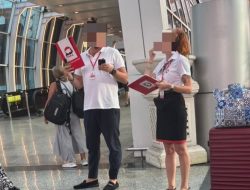 DIDUGA JADI PEMANDU WISATA ILEGAL 2 WNA DIAMANKAN IMIGRASI NGURAH RAI  BADUNG ,– Bidang Intelijen dan Penindakan Keimigrasian (Inteldakim) Kantor Imigrasi Kelas I Khusus TPI Ngurah Rai melakukan operasi mandiri pada Jum’at 7 Februari 2025 siang di wilayah Bandar Udara I Gusti Ngurah Rai guna melaksanakan pengawasan kepada Orang Asing yang berkegiatan di wilayah kerja Kantor Imigrasi Ngurah Rai.  Dalam kegiatan pengawasan ini tim Inteldakim mengamankan 2 (dua) orang WN Polandia berinisial RS (Lk, 39) dan MT (Pr, 30) yang diduga berkegiatan sebagai Pemandu Wisata (Tour Guide). Mereka terlihat di area dropzone terminal keberangkatan internasional dengan mengenakan seragam dan membawa atribut sebuah perusahaan travel agency  asing sedang bersama sekumpulan turis asing.  Tim kemudian mengumpulkan bahan keterangan dan melakukan wawancara kepada yang bersangkutan. Kepala Kantor Imigrasi Ngurah Rai Winarko, menyampaikan bahwa keberadaan turis asing yang secara ilegal berkegiatan sebagai pemandu (guide) untuk turis lainnya telah menjadi atensi khusus Imigrasi Ngurah Rai.  “Tim kami mendapati adanya dugaan 2 WNA yang terlihat sedang mengantar turis asing di area terminal keberangkatan internasional, untuk itu kami melakukan pemeriksaan lebih lanjut terhadap keduanya.” terang Winarko.  Kedua WNA tersebut kemudian dibawa ke Kantor Imigrasi Ngurah Rai untuk dilakukan pemeriksaan. Berdasarkan data perlintasan keimigrasian diketahui bahwa kedua WNA tersebut masuk ke Indonesia melalui bandara I Gusti Ngurah Rai pada tanggal 4 Januari 2025 menggunakan Visa on Arrival (VOA) dan memiliki izin tinggal yang masih berlaku.  Saat ini terhadap kedua WNA tersebut masih kami lakukan pemeriksaan lebih lanjut. Apabila terbukti terdapat pelanggaran Keimigrasian maka akan kami tindak sesuai dengan peraturan yang berlaku. Dalam kurun 1 Januari hingga 10 Februari 2025 Imigrasi Ngurah Rai telah memberikan 90 Tindakan Administratif Keimigrasian. Kami berkomitmen untuk terus melakukan pengawasan terhadap keberadaan dan kegiatan WNA guna menjaga iklim pari