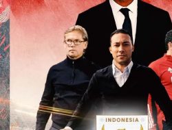 Coach Justin Bicara Jujur Soal Patrick Kluivert, Jangan Kaget kalau Timnas Australia Nanti Akan Lakukan ini !!  Patrick Kluivert rekam jejaknya sebagai pelatih memang belum terbukti,tapi sebagai legenda pemain dunia semua pelatih dan pemain hormat pada Kluivert  Denpasar OKEBALI.COM  Keputusan PSSI menunjuk Patrick Kluivert sebagai pelatih Timnas Indonesia menggantikan Shin Tae-yong memicu berbagai reaksi dari publik sepak bola Tanah Air. Salah satu sosok yang turut memberikan pandangannya adalah Coach Justin yang dikenal dengan analisisnya yang blak-blakan terhadap sepak bola Indonesia.   Dalam komentarnya, Coach Justin mengakui bahwa ia cukup terkejut dengan pilihan PSSI. Ini karena meskipun Patrick Kluivert adalah legenda Timnas Belanda, rekam jejaknya sebagai pelatih belum menunjukkan prestasi gemilang. Namun, Coach Justin menekankan bahwa masyarakat sebaiknya tetap memberikan dukungan penuh kepada Kluivert dan Timnas Indonesia. Karena Sang Pro fesor Menurut Coach Justin, Patrick Kluivert pantas diberikan kesempatan untuk membuktikan kemampuannya. Terlebih lagi, uji coba nyata bagi Kluivert akan segera datang saat Timnas Indonesia menghadapi Australia pada Maret mendatang “Berikanlah kesempatan pada Patrick Kluivert untuk membuktikan kualitasnya, terutama saat Timnas Indonesia berhadapan dengan Australia yang akan berlangsung Maret mendatang,” ungkap Coach Justin.Apalagi Patrick Kluivert dibantu Alex Pastoor (Sang Profesor) dan Danny Lanzaat,sehingga pelatih Timnas Indonesia adalah 3 in 1.bukan satu .Semua mengakui Alex Pastoor ahli meramu strategi yang diakui di Belanda dan Eropa. Pernyataan ini menunjukkan bahwa meskipun Kluivert masih diragukan dalam kapasitasnya sebagai pelatih, ia tetap berhak mendapat dukungan penuh dari para pencinta sepak bola Indonesia.   Lebih lanjut, Coach Justin mencoba mencari tahu alasan di balik pemilihan Kluivert oleh PSSI. Salah satu faktor utama yang ia soroti adalah nama besar Patrick Kluivert sebagai pemain legendaris. “Kenapa Patrick Kluivert, Patrick Kluivert ini punya nama, sebagai pemain, betul,” ujar Coach Justin dalam kanal YouTube Justinus Lhaksana. Menurut Coach Justin, nama besar yang dimiliki Kluivert memberikan dampak besar, baik di dalam maupun di luar tim. Dari sisi internal, para pemain Timnas Indonesia, baik lokal maupun diaspora, akan lebih menghormati dan menghargai Kluivert karena statusnya sebagai mantan pemain top dunia.   “Secara tidak langsung, pemain lainnya at least lebih respect, pemain (Timnas Indonesia) lokal maupun diaspora,” lanjut Coach Justin.  Keuntungan ini tentu sangat berharga bagi seorang pelatih, terutama untuk membangun kedisiplinan dan kekompakan dalam tim.   Selain berpengaruh terhadap internal Timnas Indonesia, Coach Justin juga menyoroti bagaimana nama besar Patrick Kluivert dapat memengaruhi lawan-lawan Timnas. Salah satu contoh yang ia berikan adalah kemungkinan reaksi dari Timnas Australia yang akan menjadi lawan pertama Timnas Indonesia di bawah asuhan Kluivert. Coach Justin bahkan menyebut bahwa jangan kaget jika pelatih Australia nanti meminta foto bersama Patrick Kluivert. “Bahkan lawannya juga, jangan kaget kalau pelatih Australia nanti minta foto ama Patrick Kluivert,” ujar Coach Justin.  Hal ini menunjukkan bahwa kehadiran Kluivert di Timnas Indonesia tidak hanya berdampak pada tim, tetapi juga berpotensi mengubah persepsi lawan terhadap skuad Garuda.   “Untuk kalian yang enggak tahu Patrick Kluivert, tinggal browsing,” tambah Coach Justin, menekankan betapa besarnya pengaruh mantan pemain Barcelona ini di dunia sepak bola.   Coach Justin menegaskan bahwa keuntungan terbesar yang dimiliki Patrick Kluivert dibandingkan pelatih lain adalah nama besarnya. Status sebagai mantan pemain kelas dunia membuatnya mendapat respek lebih dari banyak pihak.   “Itu sebuah keuntungan yang tidak dimiliki oleh banyak pelatih,” kata Coach Justin.   Namun, tetap saja, nama besar saja tidak cukup. Patrick Kluivert masih harus membuktikan bahwa ia mampu membawa Timnas Indonesia ke level yang lebih tinggi. Meskipun Patrick Kluivert belum memiliki rekam jejak prestasi luar biasa sebagai pelatih, Coach Justin mengingatkan bahwa publik sebaiknya tidak langsung pesimis. Ada beberapa keuntungan yang bisa dimanfaatkan, terutama dari segi respect yang ia dapatkan baik dari pemain maupun lawan.