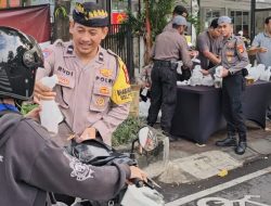 Bakti Sosial Ramadan: Polsek Dentim Berbagi Takjil di Depan Monumen Bajra Sandhi