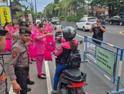 POLSEK DENPASAR SELATAN BERBAGI TAKJIL, WUJUD KEPEDULIAN DI BULAN RAMADHAN