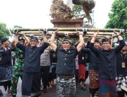 Buka Kasanga Festival Tahun 2025, Wagub Giri Prasta Ikuti Prosesi Mengarak Ogoh-ogoh