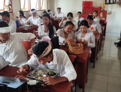 734 Porsi Makanan Bergizi Dibagikan Gratis di SMK Negeri 2 Denpasar