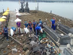 Sambut Hari Bhayangkara Ke-79, Ditpolairud Polda Bali Gelar Aksi Sapu Bersih Sampah di Laut