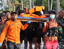 Tim SAR Gabungan Evakuasi 27 Penumpang Korban KMP Tunu Pratama Jaya Tenggelam Di Perairan Selat Bali