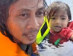 Seorang Pria memeluk erat balita dan terombang ambing dilaut karena terjun saat kapal penumpang KM Barcelona VA tujuan Manado terbakar hebat