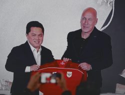 Erick Thohir umumkan Dirtek PSSI Baru, Alexander Zwiers yang istrinya ternyata orang Indonesia .