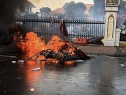 Demo Ricuh di Gedung Grahadi Surabaya, belasan motor terbakar dan Diwarnai ledakan molotov