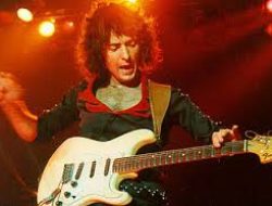 Ini Fakta yang tak banyak diketahui tentang gitaris DEEP PURPLE ” RITCHIE BLACKMORE”