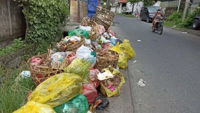 Sampah yang sudah ber-hari-hari tidak diangkut petugas Sampah, sangat meresahkan warga Bali khususnya Denpasar