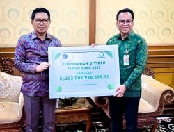 Bupati Adi Arnawa Terima Dividen Bank BPD Bali
