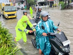 Sigap Tangani Genangan Air, Personel Unit 93 Polresta Denpasar Bantu Pengendara di Jalan Sunset Road