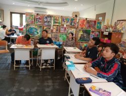 Relawan Mahasiswa dan Mahasiswi dari Belanda memberi kursus bahasa Belanda kepada para siswa di bagian Edukasi di YPK Bali