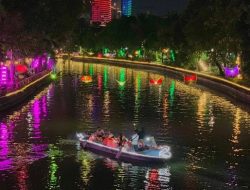 Wisata perahu menyusuri Sungai Kalimas  Surabaya yang sangat indah dan menyenangkan,apa saja yang dinikmati disana ?