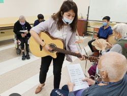 musik dan maknanya bagi lansia dan penyandang disabilitas.