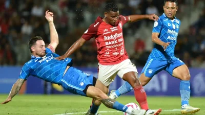 Persib  kokoh dipuncak klasemen,walau menang tipis atas Bali United (3-2)  tanpa diperkuat pemain terbaik dan bermain dengan 10 pemain