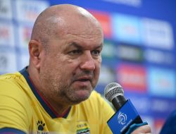 Bojan Hodak dan Haji Umuh,sarankan Bobotoh ga perlu konvoi/pawai karena PERSIB belum juara. Tak perlu berlebihan.