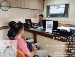 Anggota SPKT Polda Bali Melaksanakan Pelayanan Terhadap Masyarakat Dengan Humanis.