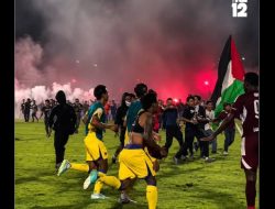 Sangat disayangkan fans sepakbola PSM MAKASSAR telah merusak sportifitas Sepakbola,tindakan horor terhadap pemain lawan