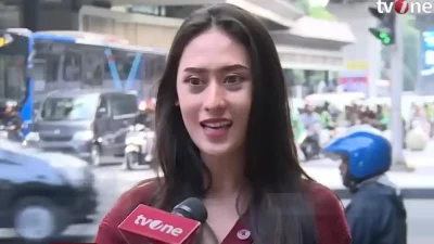 Septi Handayani pengamen cantik jalanan yang sangat viral di Sosmed.