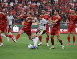 Persib Bandung akhirnya takluk atas Persija. Duel El Clasico yang seru Persib takluk 1-2
